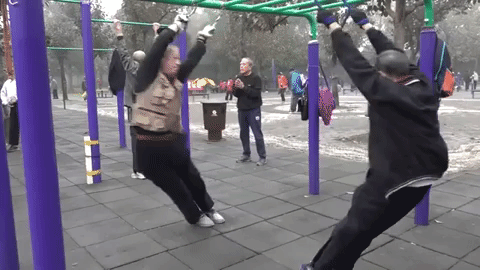 颈椎病|吓坏旁边大爷!68岁硬核大妈上吊式锻炼:治好颈椎病,还吊着睡觉