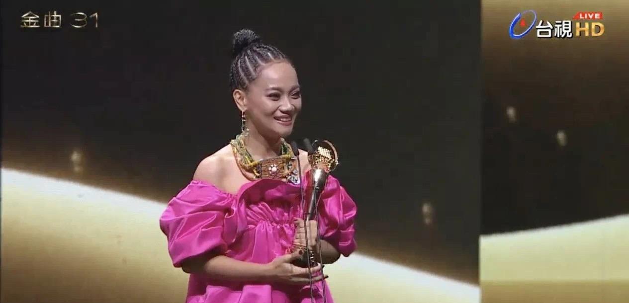 |包揽三个金曲奖，名不见经传，听过她的歌才知为什么能得奖