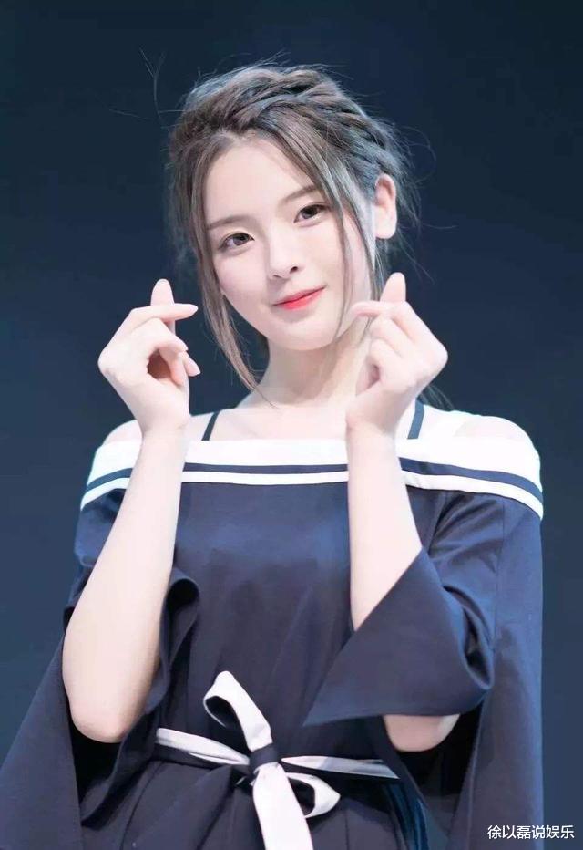 「杨超越」杨超越：这次挑战下“水手服”，梳双马尾似精灵，故意把裤子反穿
