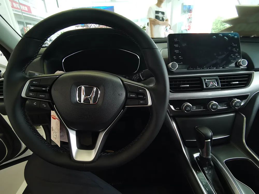 【法系车】20万落地，探店对比雅阁、凯美瑞、天籁、阿特兹，有啥优缺点？