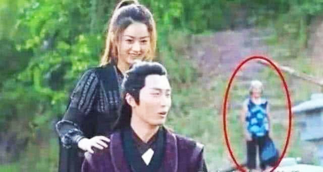 [迪丽热巴]“哭笑不得”的穿帮镜头：围观老太我忍了，热巴露肩带真忍不了！