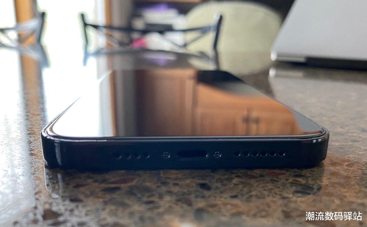 iphone12|iPhone12疑似真机泄露，刘海依旧被保留，中框厚度很“吓人”