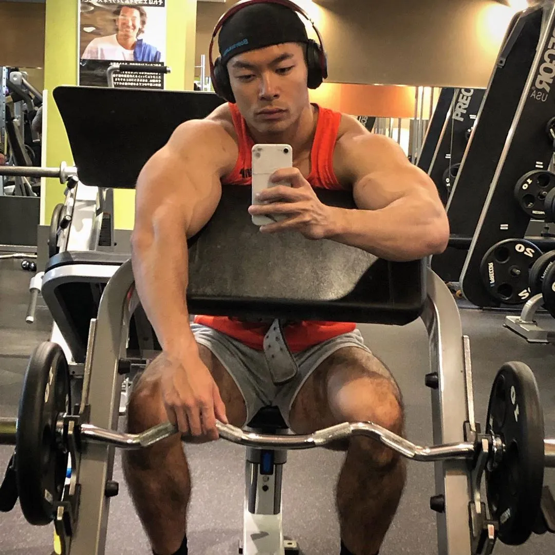 深蹲|181cm日本肌肉壮男走红，每天深蹲练出大粗腿，网友不淡定了....