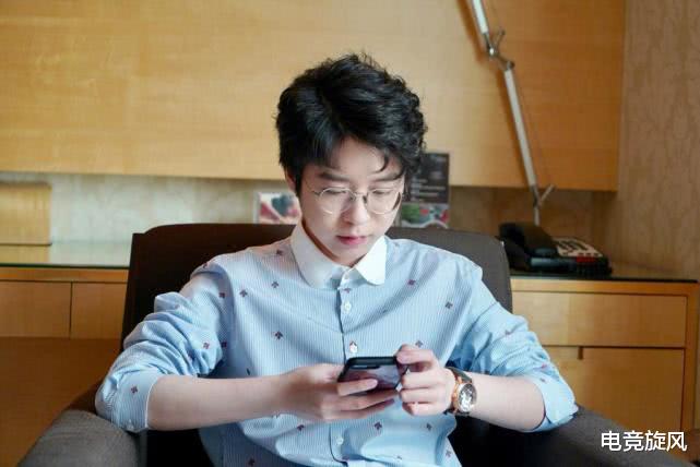 #嗨氏#还清4900万违约金有多难？看到嗨氏现在用的手机，被自己亲妈毁了