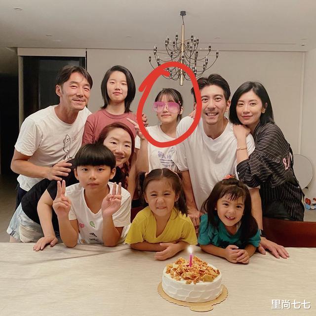 贾静雯|前夫又来刁难？刚能晒15岁梧桐妹正脸，贾静雯如今又加眼镜特效