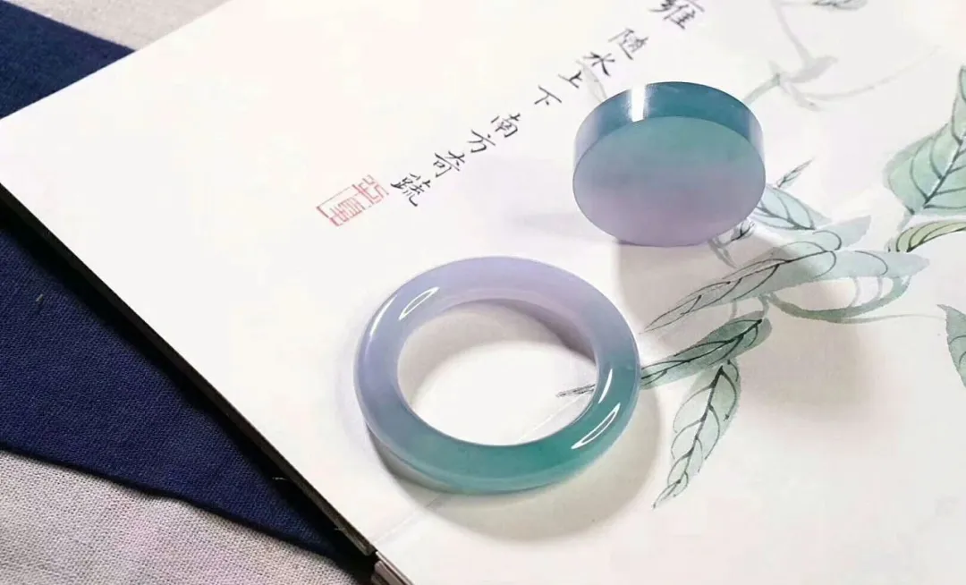 翡翠手镯|圆条还是扁条？你的手到底适合哪种类型的翡翠手镯？