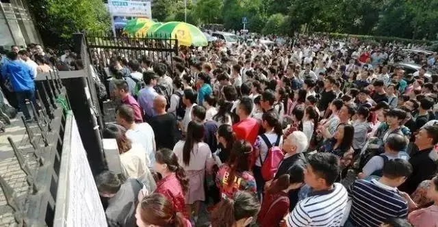 『考试』中国高考父母图鉴：在你看不到的角落，有你看不到的疲惫…