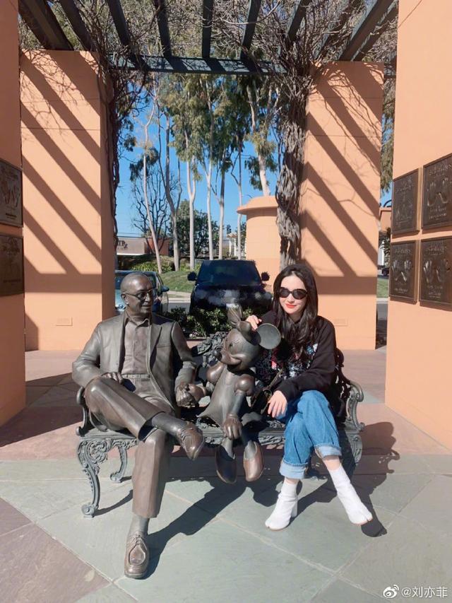 『刘亦菲』刘亦菲素颜试镜《花木兰》，眼睛又黑又大，旁边杨采钰黑得像群演