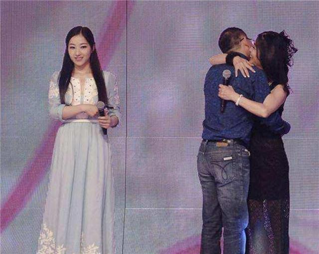 非诚勿扰|《非诚勿扰》51岁阿姨被34岁小伙抱走，时隔5年，两人已各走各路