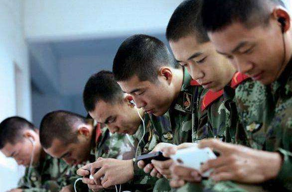 军人|军人为何不能随便用手机？一张军人自拍照，给国际社会上来一堂课