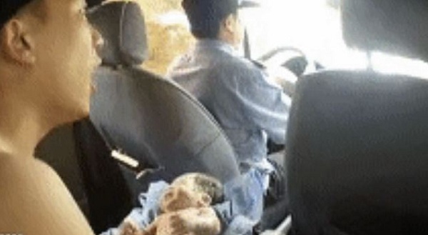 话晴空|浙江一药店现弃婴！19岁女孩厕所产子后逃跑，称不知孩子他爸是谁