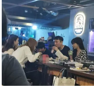 王思聪|王思聪带四位美女炸街，身穿近万元女款粉毛衣，身旁美女颜值高