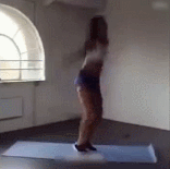 颈椎病|吓坏旁边大爷!68岁硬核大妈上吊式锻炼:治好颈椎病,还吊着睡觉