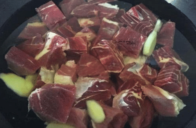 牛肉：为何牛肉越焯水越脏？40年大厨说漏嘴，只需1招脏东西就能跑出来