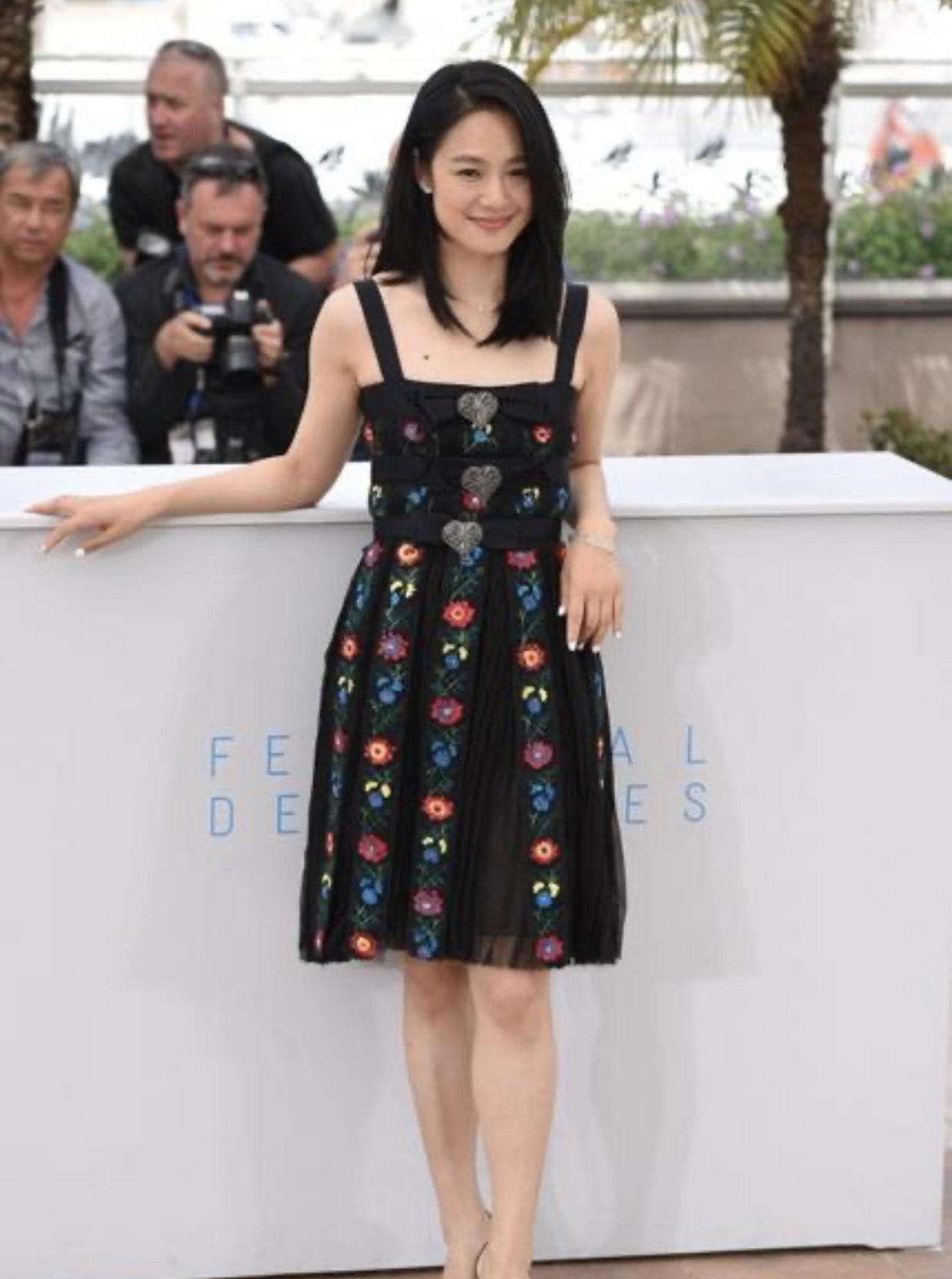 防晒|周韵高颜值任性，素颜妆容搭配连衣裙现身，依然年轻漂亮大方