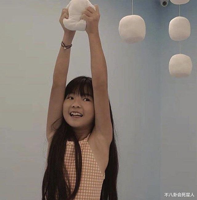 grace长大成翻版曹格,皮肤黝黑发量感人,穿露脐装成美少女