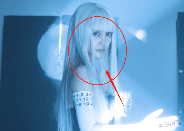 [Angelababy]杨颖新广告挑战银发，看清她的眼妆跟口红，造型师是认真的吗？