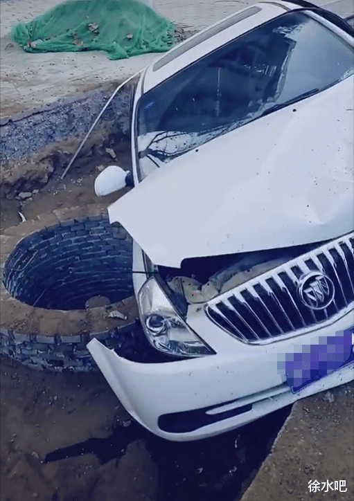 徐水吧 “阴沟翻船”！保定街头两车硬怼，怼进沟！