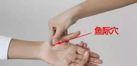 『肺癌』肺不好，手和脸能体现出来，三种异常迹象，说明肺已严重损伤