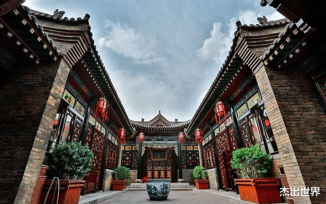 「古镇」中国保存最完整的古城，当年差点因修路被拆除，如今成为5A景区