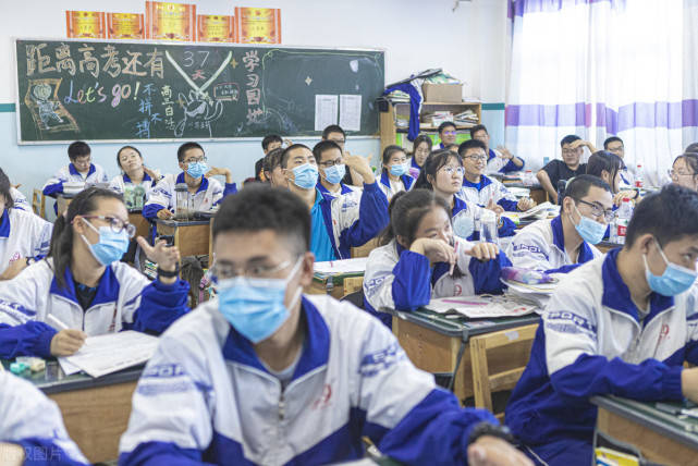 『考试』高考试卷发下来之后的前5分钟要做什么？班主任：做好这3件事