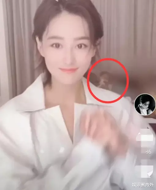 张馨予▲军嫂张馨予双手比心秀恩爱，军官老公何捷身后露出脑袋，她娇羞模样好可爱