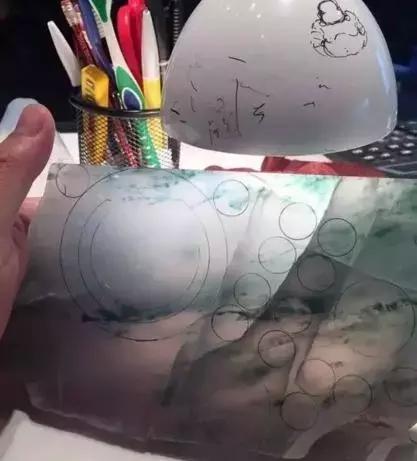 「蜘蛛」16万买来的带裂原石,一刀切开裂成蜘蛛网,他这样做竟然赚300万