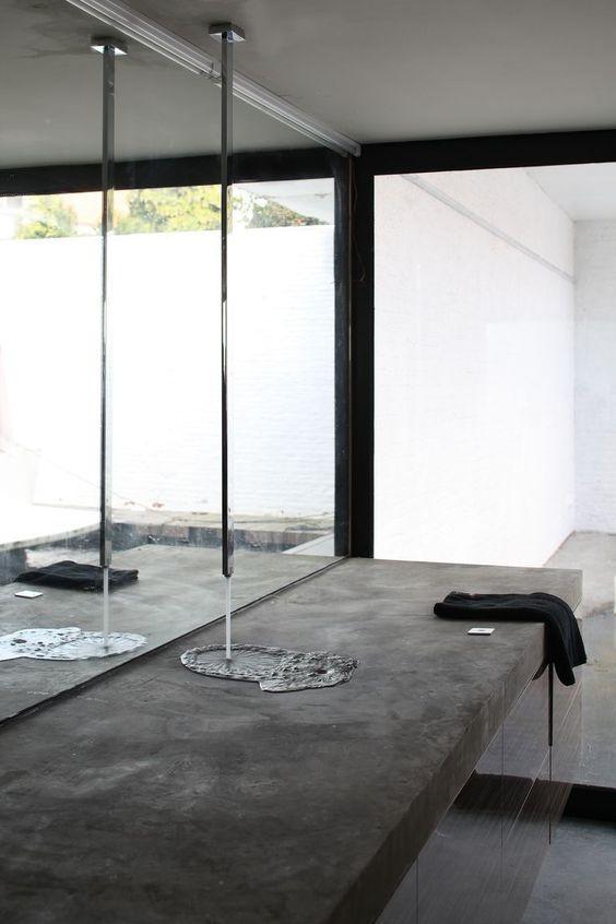 []邻居家洗手台空无一物，排水就靠1条缝？看完我家也不装台盆了