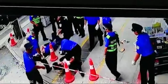 话晴空|水果店女老板遭殴打后砍伤城管:多名群众主动要求作证,城管家属亲朋疑求赔偿