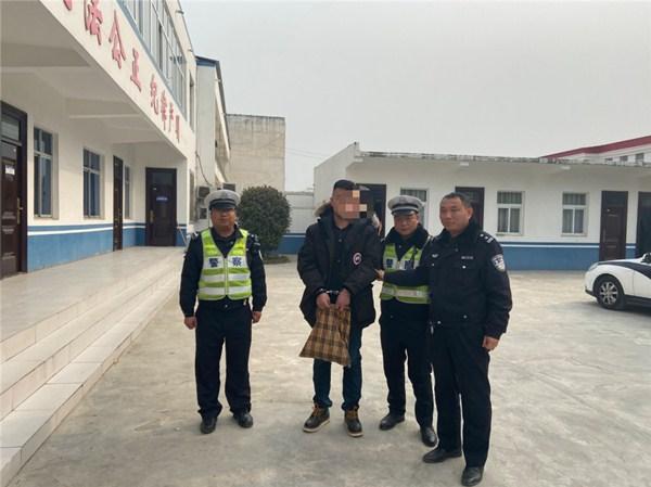 映象网 有军官证警察证就是没驾驶证 这位“少校”在漯河露馅儿被抓