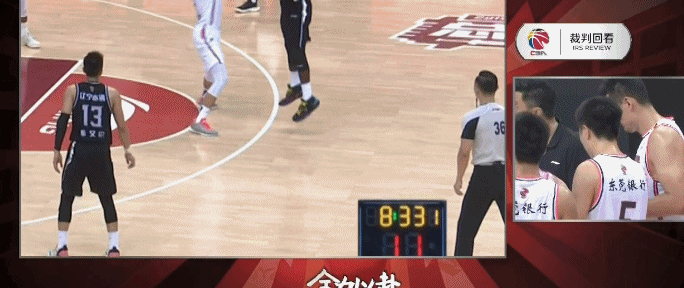 违反体育道德犯规|5次违体犯规！垫脚推人火气太大，郭艾伦怒瞪裁判被队友拉住