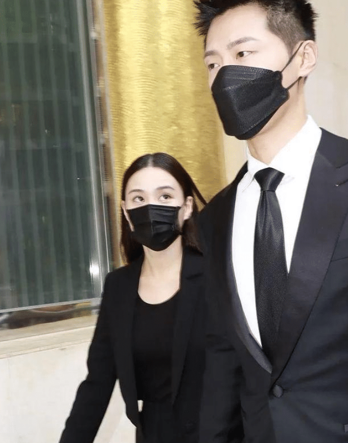 何超莲|窦骁高难度动作抱何超莲，目不转睛亲女友，何超莲男友怀里大笑