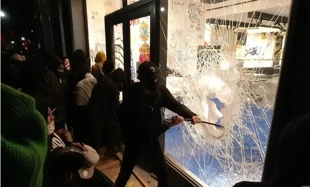 「美国警察」美国警察被爆头 无辜市民遭枪杀 华人自家阳台遇枪击 多人惨死