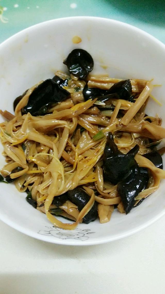 『』夏天必备小凉菜，爽口又营养，女人常吃皮肤细腻，还能淡皱纹