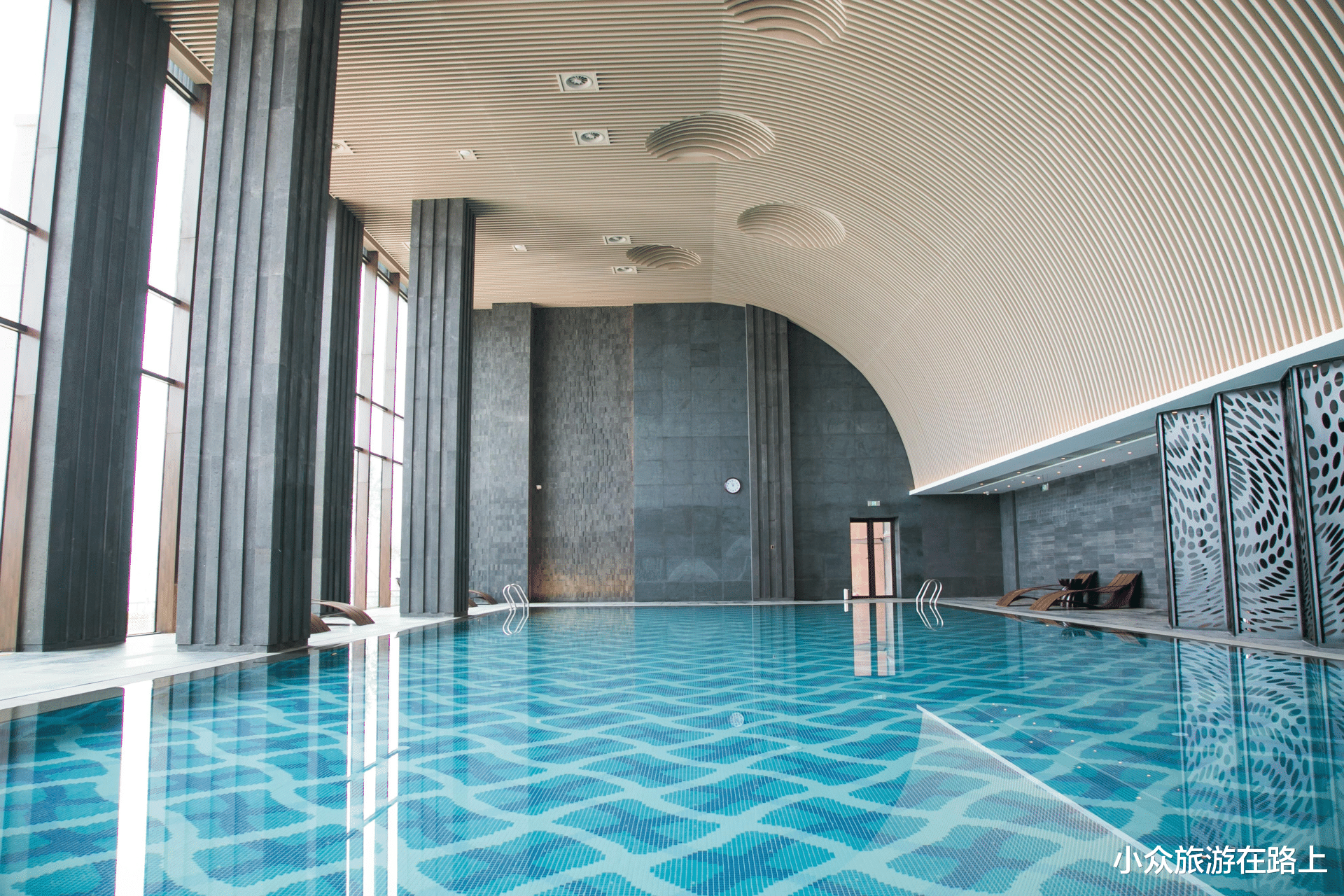 三亚|海南耗资30亿的酒店，高126米占地16万平米，住一晚能花近10万？