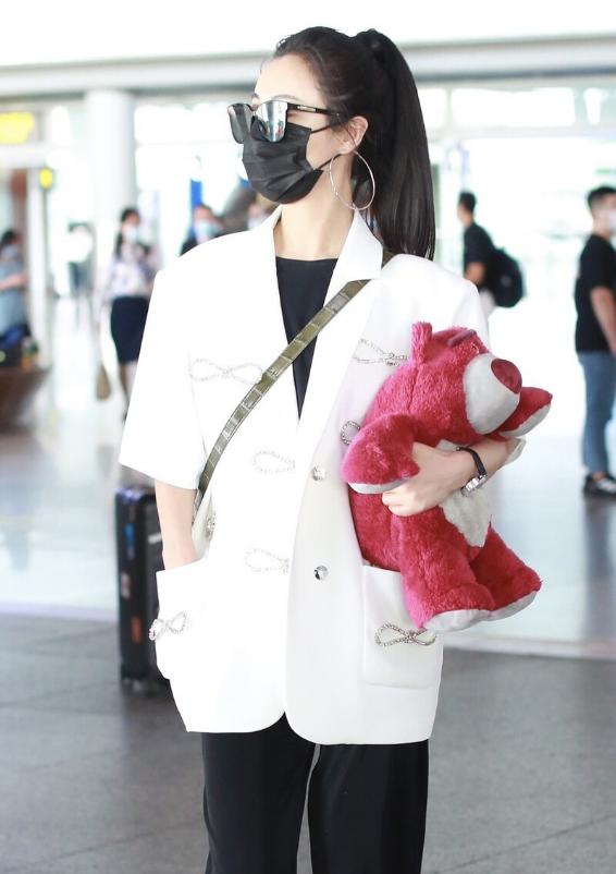 西装|薇娅明星感越来越强，穿短袖西装扎高马尾，黑白装也能穿得很高级