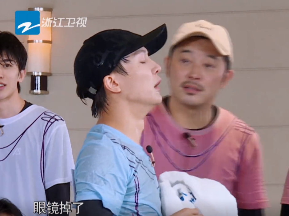 周深■跑男名场面:周深落水隐形眼镜掉落,脸和脖子完全是两种颜色!