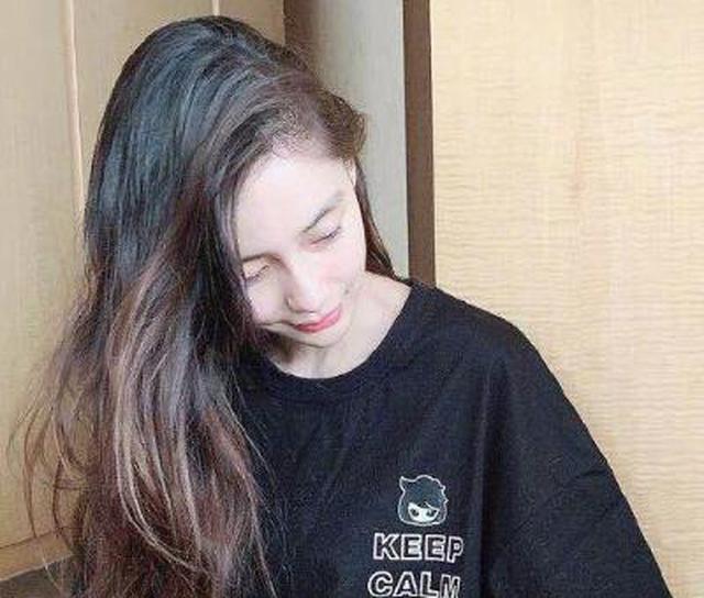 #Angelababy#baby素颜起床做早餐，看到她家厨房摆设后，才知黄晓明多宠妻