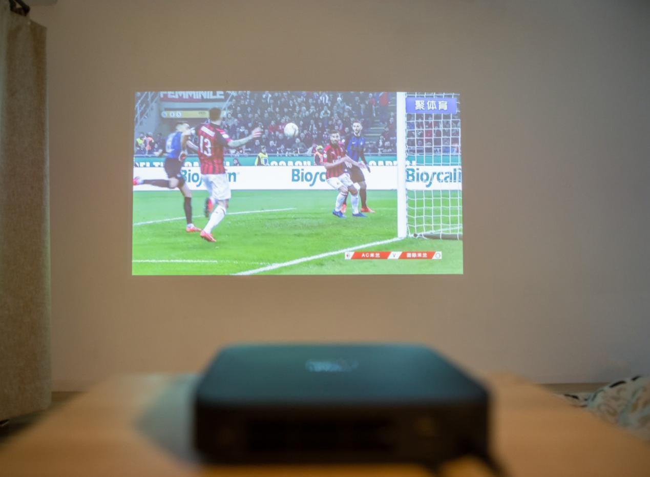 投影仪|国货打破投显业天花板，2999令极米想退游？网友：良心之作