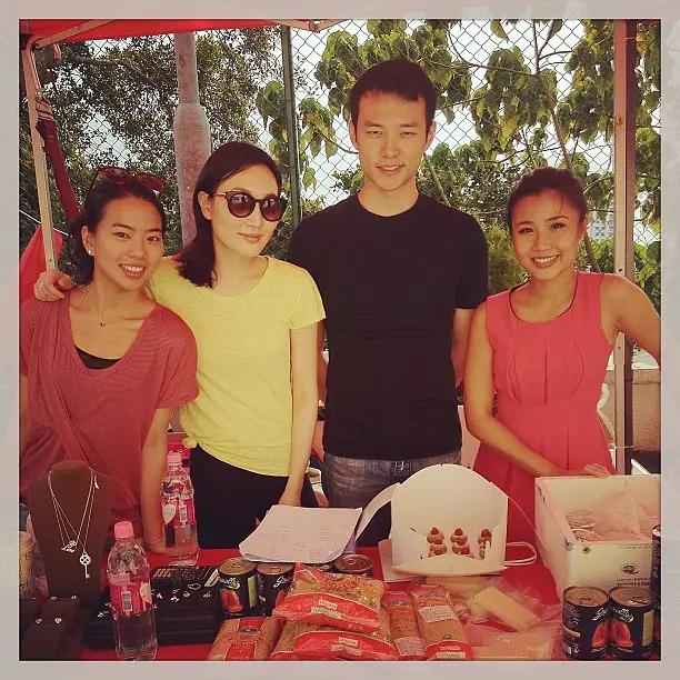 霍英东|霍英东原配去世,二三房成员素服相送,霍启刚感谢奶奶对儿孙一视同仁