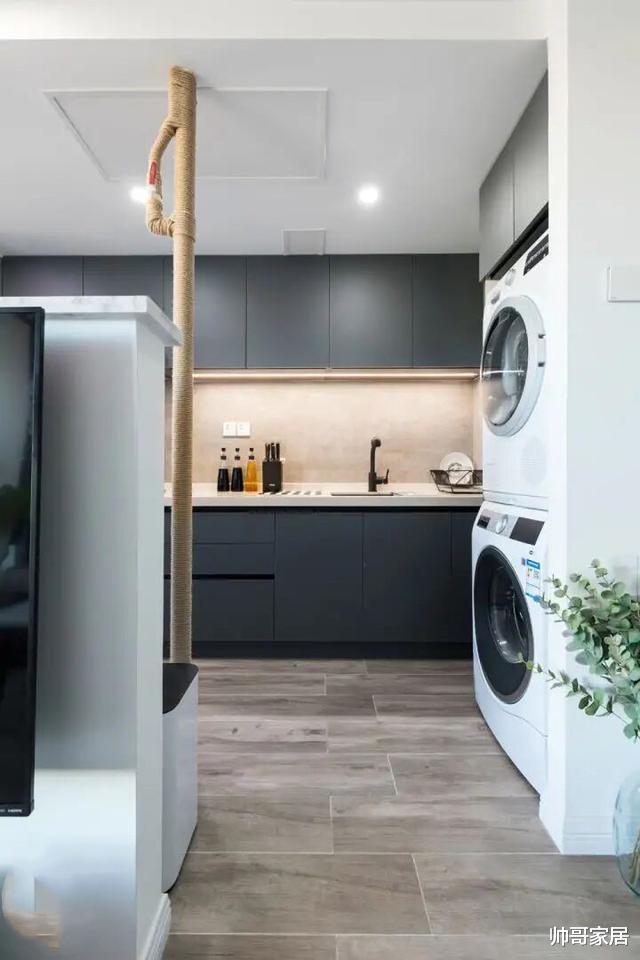 ##半截墙装玻璃窗，一居室多出一间房，厨房墙砸掉后，空间超宽敞！