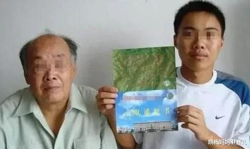 大学|儿子被大学录取全家高兴，一场新生说明会，孩子却无奈选择了复读