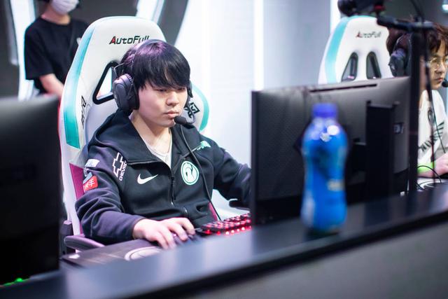 ig|S10生死局iG溃败！宝蓝接锅一Q送输比赛，笑笑开喷：宁不配玩野核