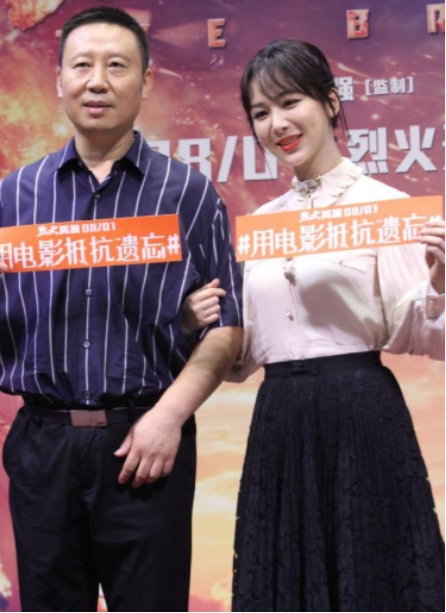 杨紫|杨紫携父亲走红毯，两套衬衣配半裙高级又出众，爸爸面前变乖女孩