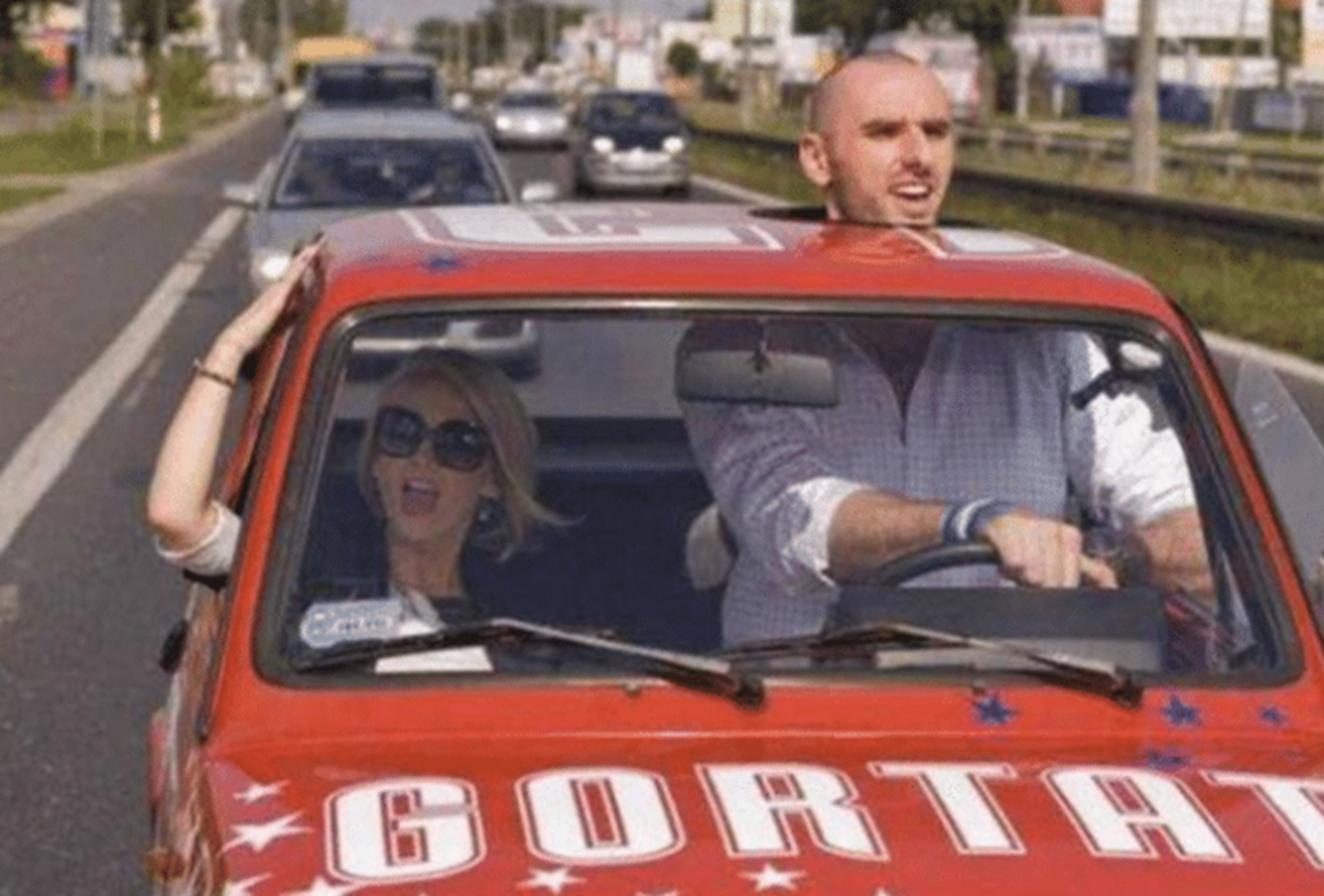 姚明|NBA巨人如何开车？姚明勉强开路虎，杜兰特只需两指把控方向