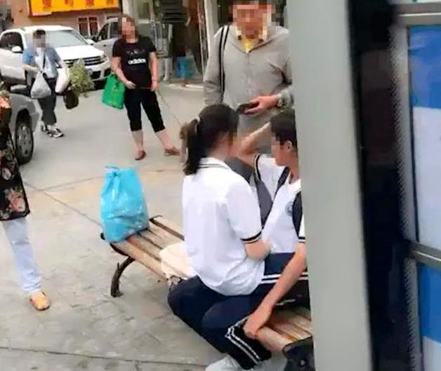 早恋|俩初中生当街做“不雅观”行为，路人教育被怼：儿童性教育拖不起