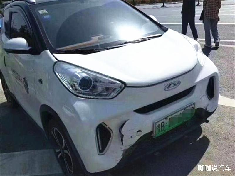 #本田飞度#飞度被奇瑞小蚂蚁追尾，两车受损天差地别，网友：真不愧是纸糊车！