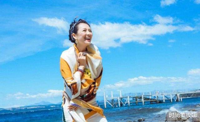 穿衣搭配|章子怡海边度假美翻了,金色丝巾配复古风发带,高级优雅又时尚