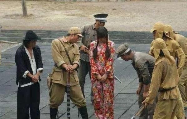 日军|鬼子进村后都做些什么？二战记者拍下照片，看完简直不敢信！