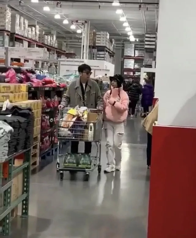 雷佳音攜妻逛超市，184cm穿大衣瀟灑有型，35歲嬌妻打扮似小女生-圖3